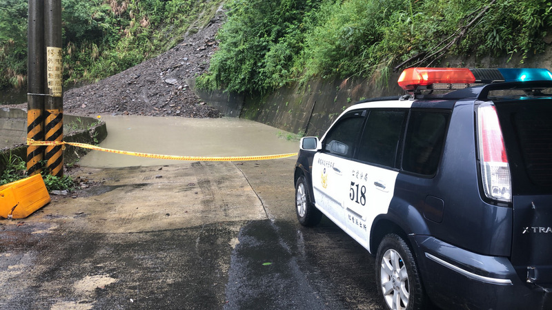 受滯留鋒面及西南氣流影響，南投縣仁愛鄉「投89線」力行產業道路指標31公里處21日晚間發生土石泥流阻礙道路，隨著雨勢直到22日清晨未停，31公里處雙向仍無法通行，警方拉封鎖線提醒用路人注意。（仁愛警分局提供）