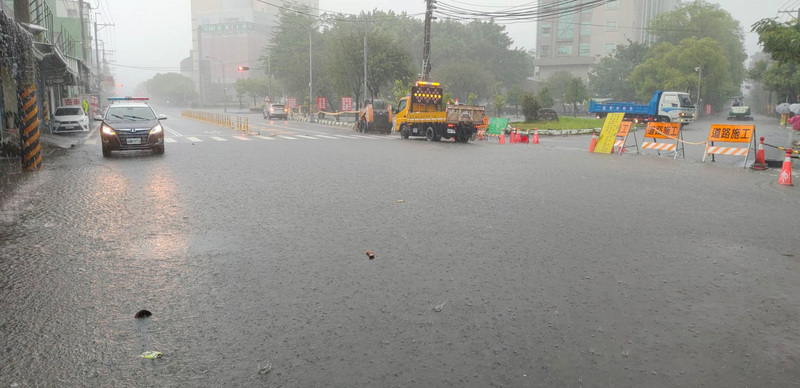 受滯留鋒面及西南氣流雙重影響，屏東縣22日上午大雨下不停，鹽埔鄉大仁科技大學附近路面淹水，暫不影響交通，但因上游水量太大，警方持續戒備中。（里港警分局提供）