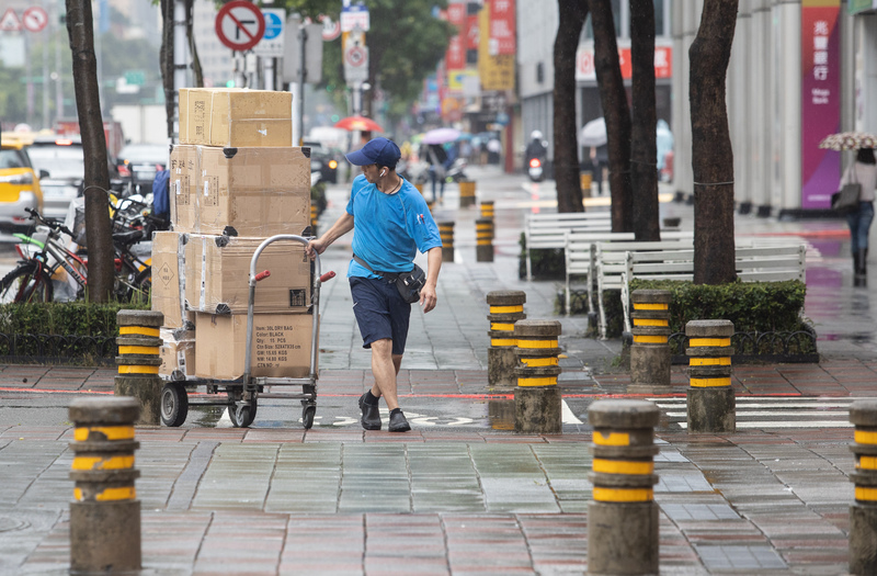 主計總處分析，儘管6月就業市場回溫，但失業率仍創近7年同月最高，就業情況和過去相比還是比較不好。(圖：中央社)
