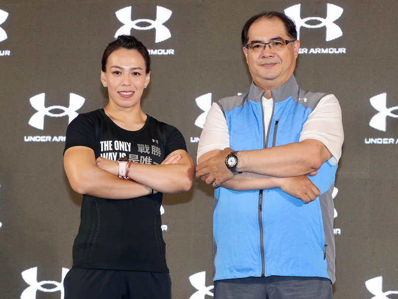 台灣「舉重女神」郭婞淳的教練林敬能（右）。(圖:中央社檔案照片)