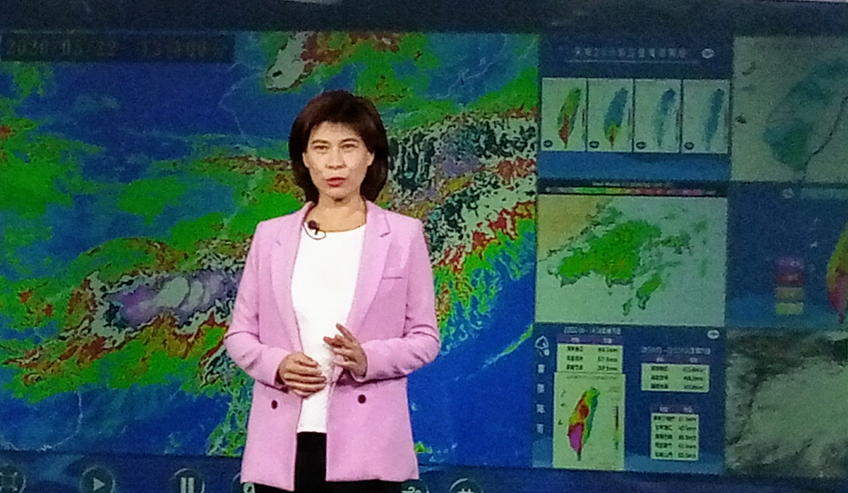 中央氣象局提醒全台民眾，今晚仍要嚴防豪雨和強陣風。(陳國維 攝)