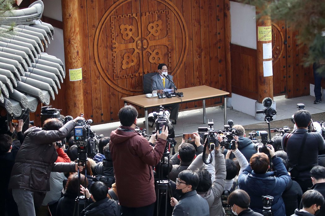 南韓檢察官持續就新天地教會阻礙COVID-19初期防疫工作的指控進行調查。圖為新天地教會教主李萬熙(Lee Man-hee)3月出面向大眾道歉。(圖/推特)