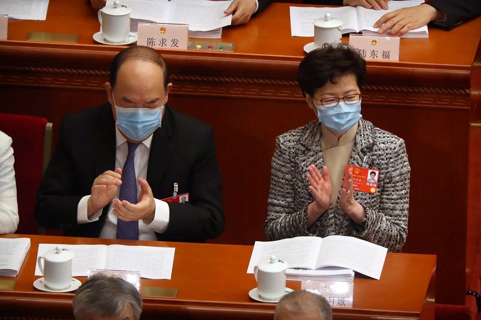 北京將訂定「港版國安法」。圖為香港行政長官林鄭月娥(右)列席第十三屆全國人大第三次會議開幕式。(美聯社/達志影像)