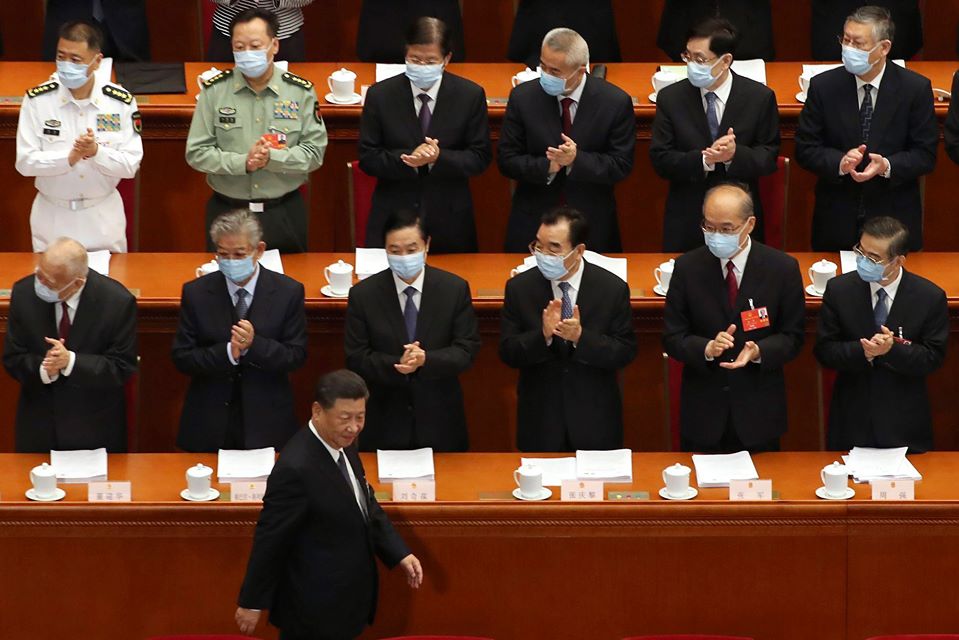 前中共中央黨校教授蔡霞長文指出中共總書記習近平弱點，並表示習近平很可能獲第3任期，但不滿情緒加劇，戰爭風險和社會動盪也會增加。圖為習近平等領導人出席13屆人大會議。(美聯社/達志影像)