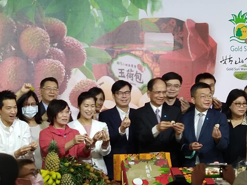 行政院副院長陳其邁22日赴立法院展售高雄大樹玉荷包。他會後針對罷韓案表示，6月6日會回高雄投票。(王韋婷攝)
