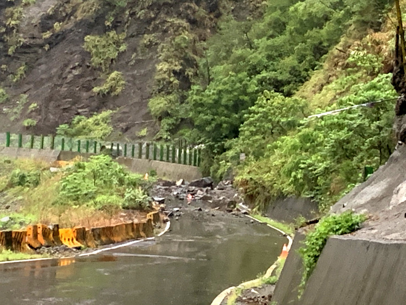 高雄山區22日因雨勢造成台29線往那瑪夏區部分路段落石坍方，經漏夜搶修後，23日一早搶通並開放通行。（那瑪夏區公所提供）