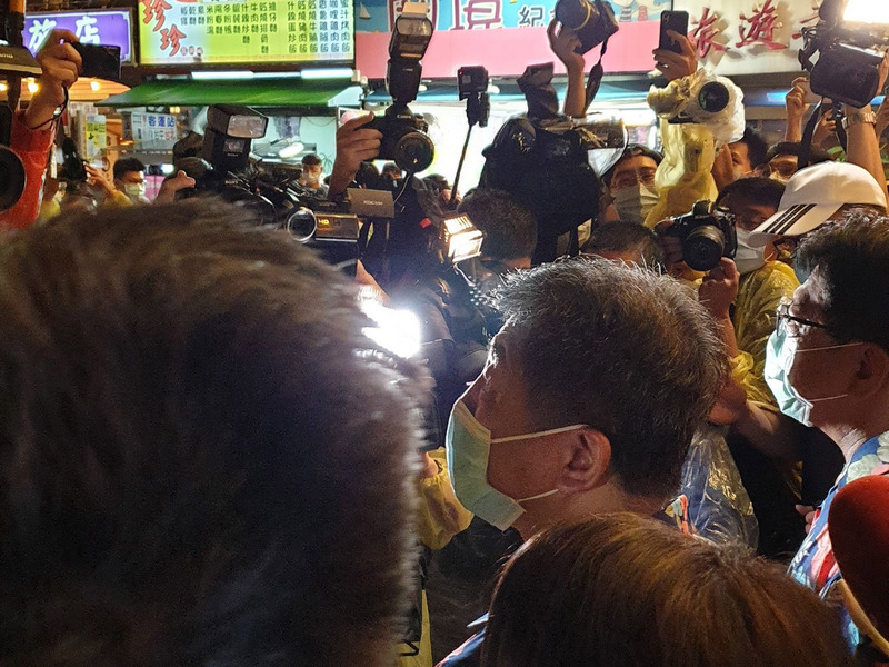 中央流行疫情指揮中心指揮官陳時中（右2）23日晚間率防疫團隊逛墾丁大街，受到民眾熱情歡迎，不少民眾從其他縣市前往表達支持。圖：中央社