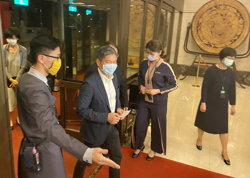 文化部長李永得（前左2）24日晚間到台北國家音樂廳出席國家交響樂團音樂會，並指出將持續觀察場館試辦觀眾入場情形，強調「防疫是目前最高的原則，一定要做到表演人員安全、觀眾安全，才會有未來的路」。(圖：中央社)