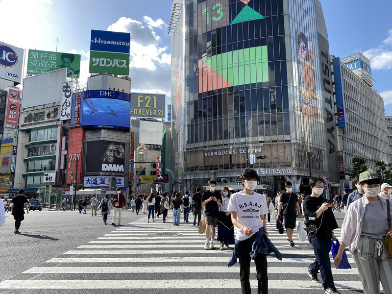 日本2019冠狀病毒疾病疫情趨緩，東京等首都圈1都3縣及北海道，可望25日解除緊急事態宣言。24日東京鬧區澀谷已見行人大增的景象。(圖:中央社)