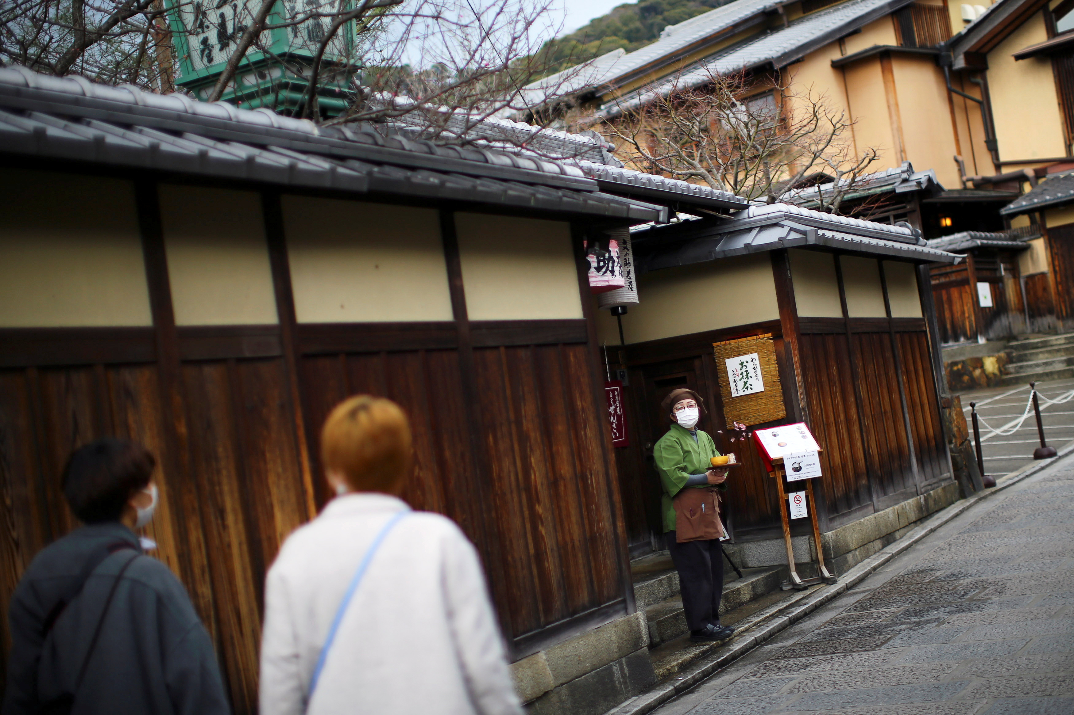 日本京都雖然已經解禁，但觀光地區人潮仍相當少。圖為疫情期間，日本京都祇園附近街道。（路透社/達志影像）