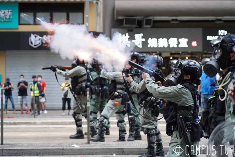 反「港版國安法 」遊行，香港警方向示威市民發射催淚彈(香港大學學生會校園電視臉書)
