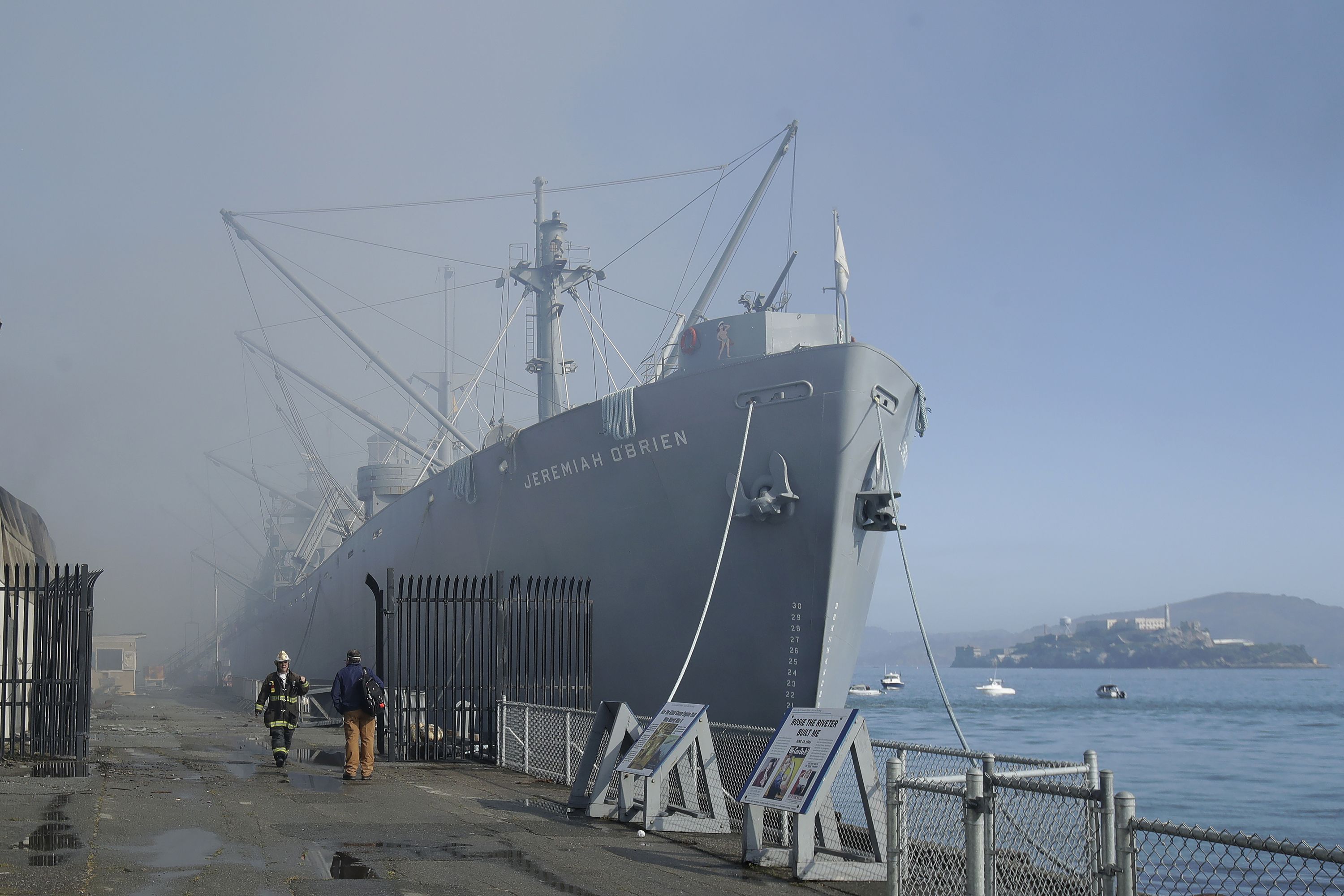 漁人碼頭(Fisherman's Wharf)的45號碼頭(Pier 45)發生倉庫大火，造成45號碼頭四分之一被毀，1名消防員受傷，所幸火勢已被控制下來。(美聯社/達志影像)