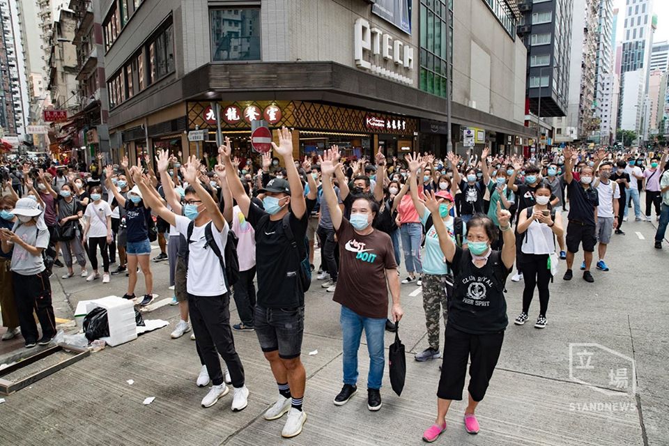 「送中條例」「港版國安法 」...，中共一連串違背一國兩制承諾的舉動所形成的社會不安，將使得香港國際金融中心的地位不保。圖為軒尼詩道的市民抗議港版國安法，拒不退散。(立場新聞提供)