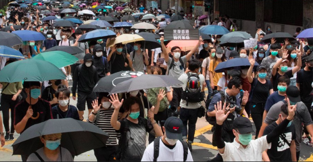 香港網民今發起反國歌法遊行，由於該遊行未獲得核准，警方搶先部署大批警力，不過大批民眾仍無懼警方強勢警力，仍持續聚集中。（立場新聞提供）