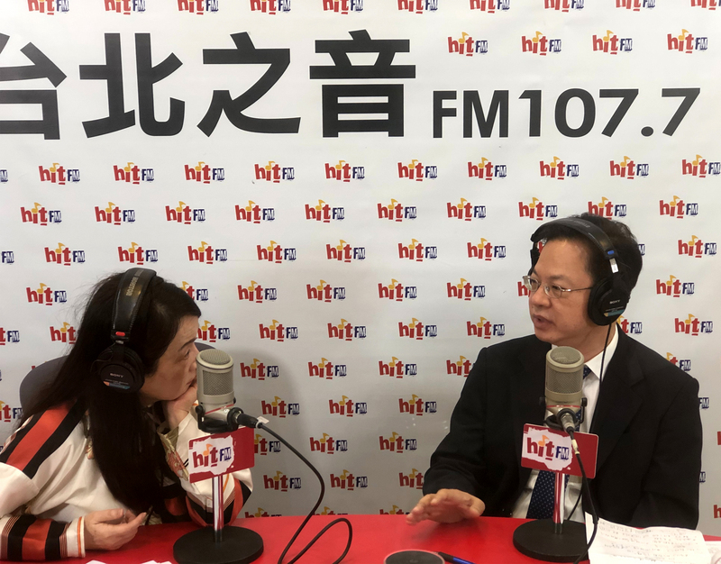 國發會主委龔明鑫（右）25日表示，振興券初步規劃方向是每人支付新台幣1000元領3000元，沒有排富及年齡限制，但還未定案。(圖:中央社)