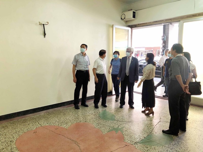 中選會：明零時起不得發布罷韓民調，違者最高罰500萬。圖為中央選舉委員會主委李進勇（左4）25日南下高雄視察選委會選務籌辦作業，並到多處新設投開票所勘查。（高雄市選委會提供）(資料照片/CNA)