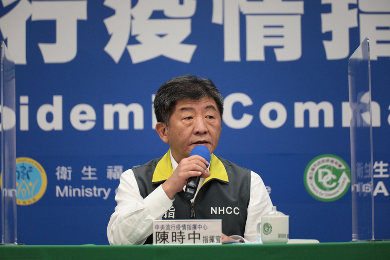 中央流行疫情指揮中心指揮官陳時中25日在疫情記者會上，宣布一系列措施，以補先前照護不足之處。(圖：中央社)