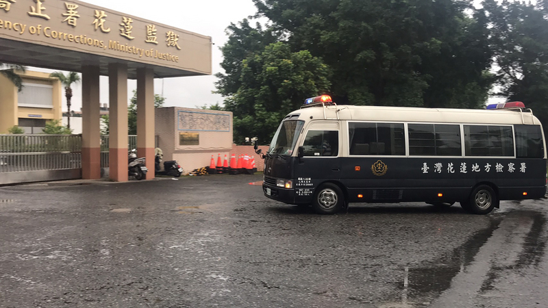 無黨籍立委傅崐萁炒作凱聚等股票被判刑2年10月定讞，他具狀聲請延後入監。圖為警備車解送傅崐萁至花蓮監獄。(圖:中央社)