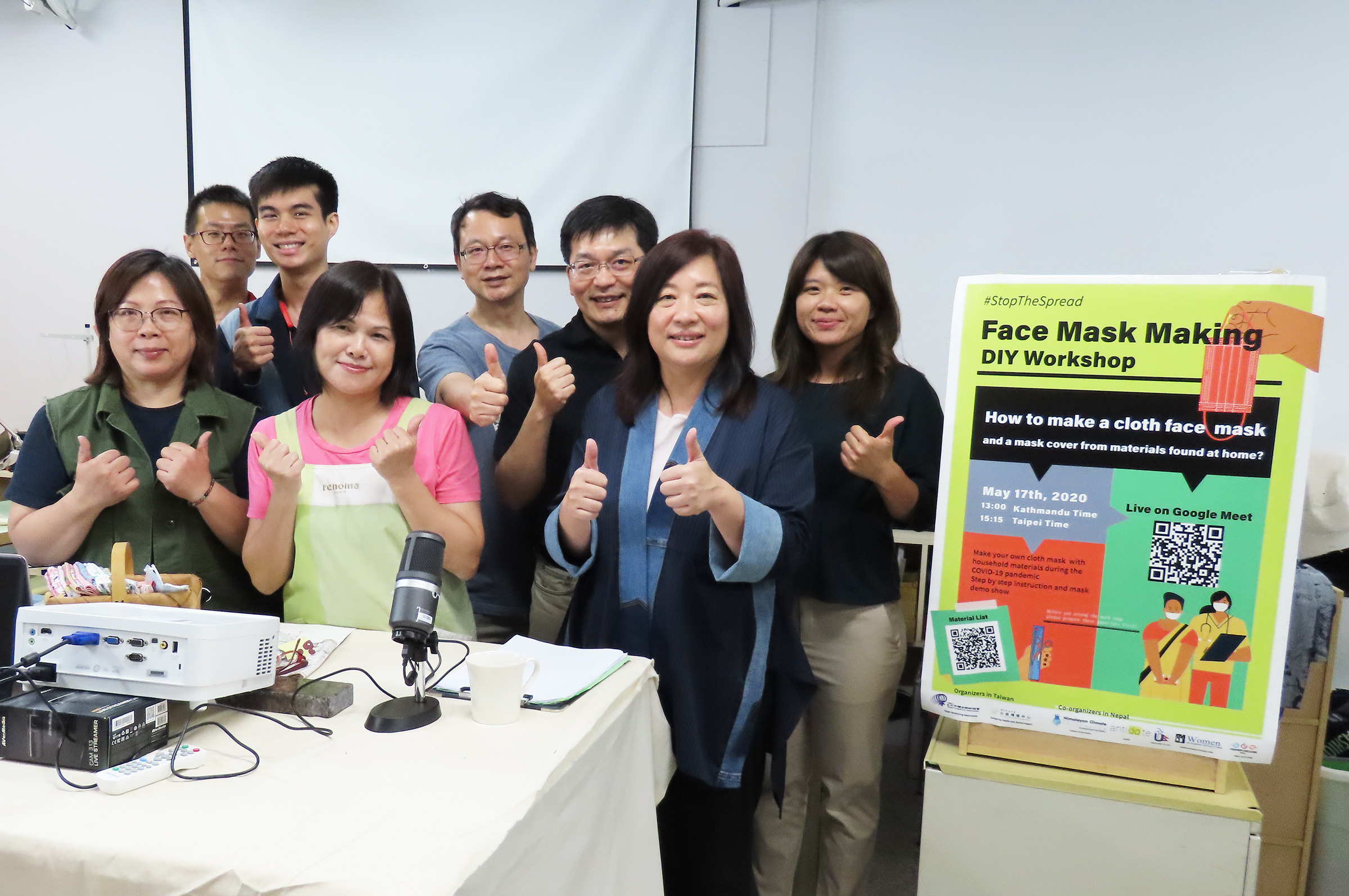 中央大學公益傳播中心與台北市婦女新知協會合作辦理「手做口罩國際工作坊」，教導尼泊爾婦女製作布口罩。(中央大學提供)