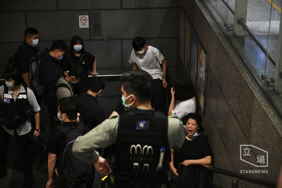 港島中環國際金融中心商場今天(25日)晚間仍有集會抗議港版國安法，有數十人參加。(立場新聞提供)