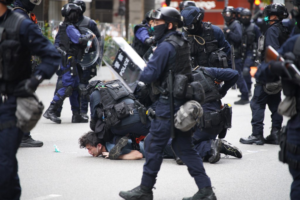 香港民眾24日上街抗議「港版國安法」，截至晚間9時許，至少有180人被捕。 (AFP)