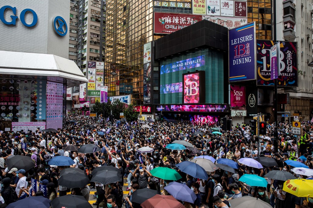 香港24日再度出現抗爭衝突，數以千計民眾上街抗議中國將推動制訂「港版國安法」。 (AFP)