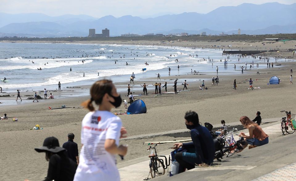 日本全境解禁前夕，人車湧入湘南海岸。(美聯社/達志影像)