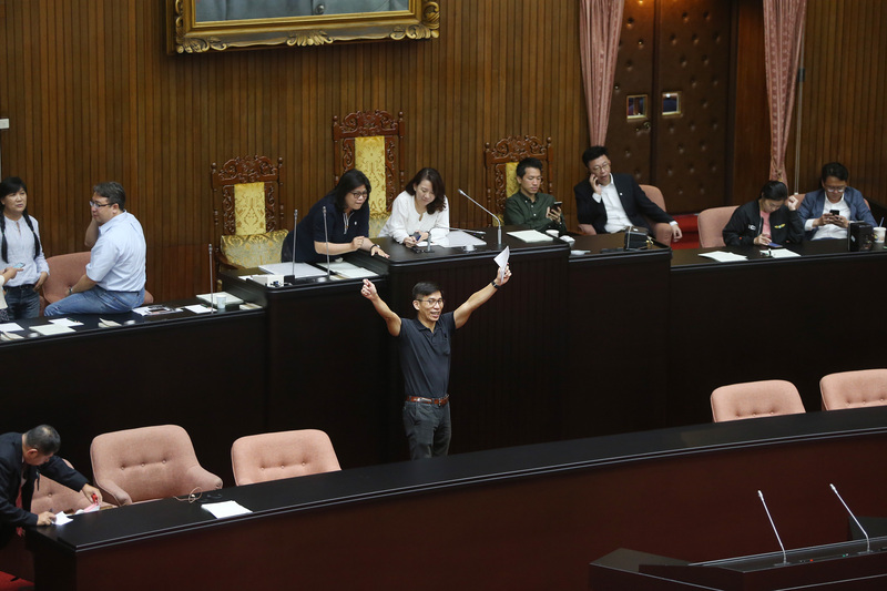 立法院26日將進行促進轉型正義委員會人事同意權案投票，民進黨立法院黨團書記長鍾佳濱（前左2）一早率領黨籍立委占據主席台，先行反制國民黨抗議行動，確保能順利投票。(圖:中央社)