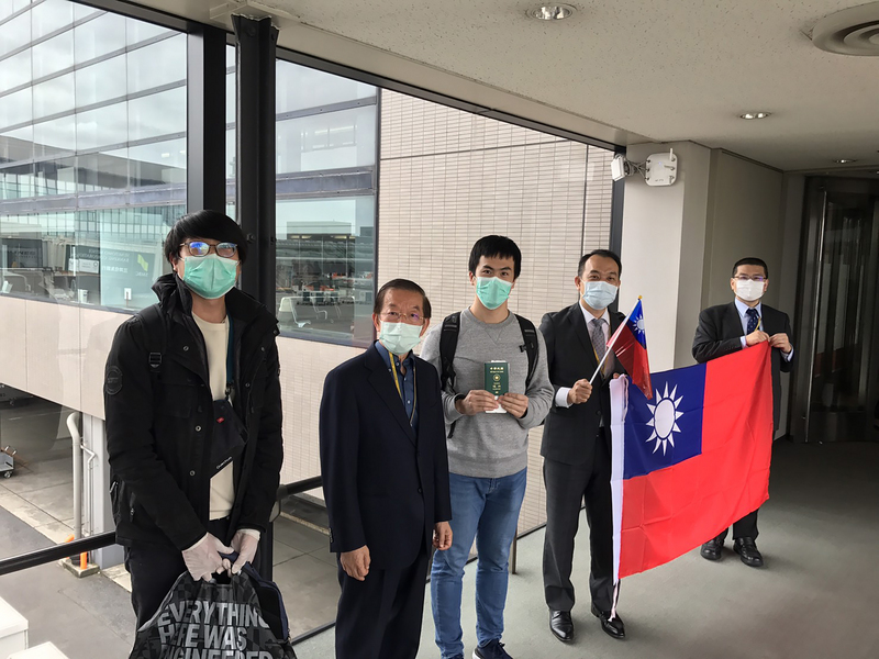 駐日代表謝長廷（左2）率領駐處人員在成田機場迎接從俄羅斯抵達日本的台灣人。謝長廷也在臉書表示，有注意到日本政府發言人菅義偉說這是疫情期間台日俄合作的好例子。（駐日代表處提供）