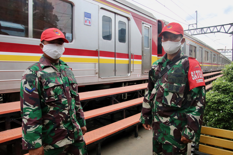 印尼國軍在雅加達南區的曼加拉車站駐守，確保民眾落實防疫新常態。印尼政府指出，將動員34萬軍警在1800個地方執勤，為解除封鎖做準備。(中央社)