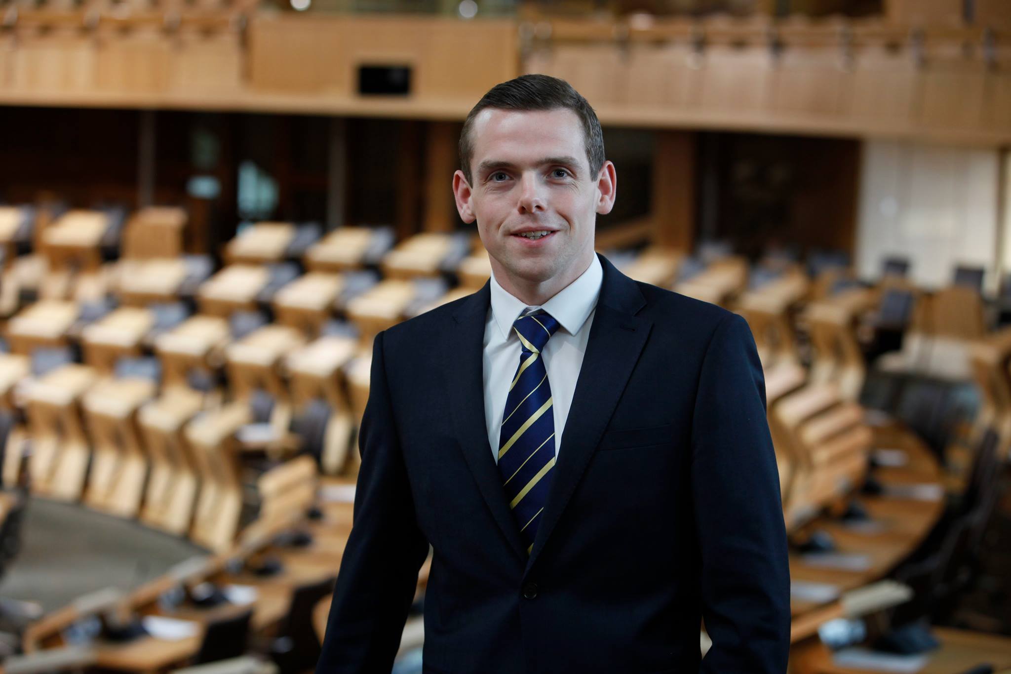 英國蘇格蘭事務政務次長羅斯26日辭職，並表示英國首相強生的高級幕僚康明茲針對違反隔離規定外出的解釋，讓其他人覺得是建立在特權基礎上。(圖：羅斯臉書)