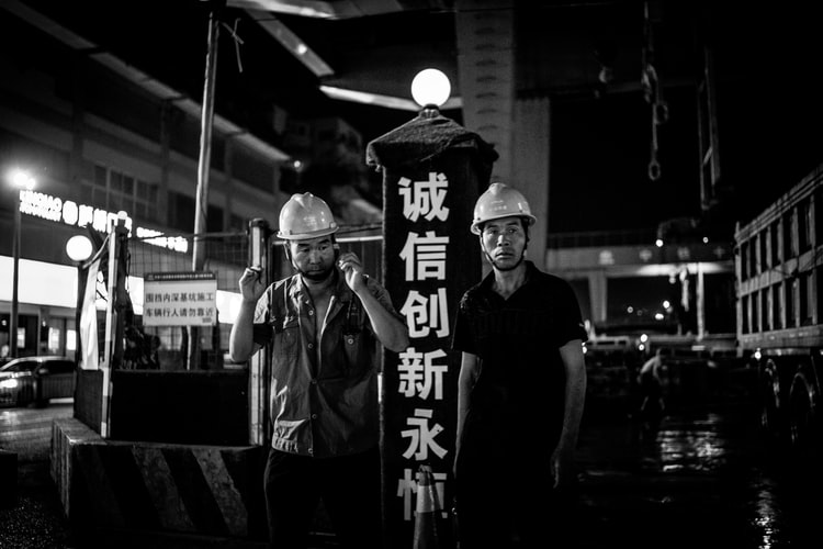 中國「996」工時制度是指從上午9點爆肝工作到晚上9點，而且每週工作6天，這在中國科技業雖司空見慣，但卻是忽視勞權要人命的制度。(示意圖/Li Lin/Unsplash)