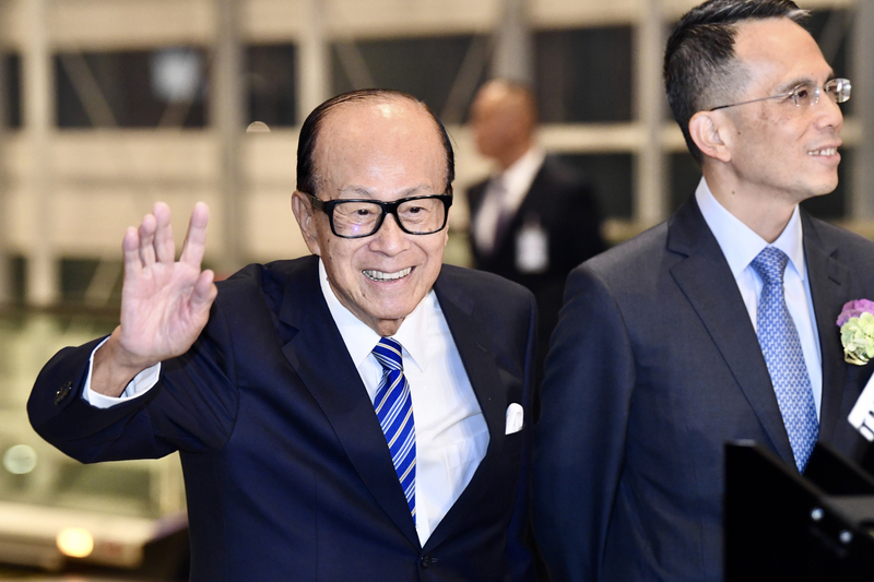 香港富商李嘉誠（左）27日接受當地左派媒體專訪時表示，通過「港區維護國家安全法」，希望可以「紓緩中央對香港的擔憂，發揮長遠穩定發展的正面作用」。李嘉誠的長子李澤鉅（右）昨天已表態支持「港版國安法」。（中通社提供）