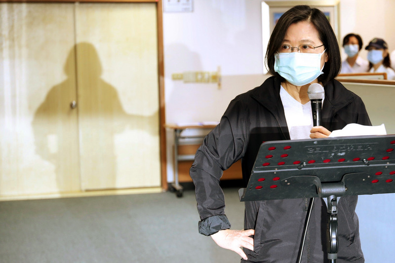 兼任民進黨主席的蔡英文總統指出，香港情勢值得台灣更加關注，台灣支持香港自治的決心不變，也並無外界所言有「切割」的問題。(圖：中央社)
