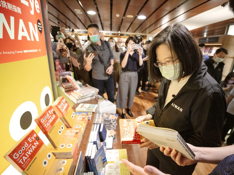 蔡英文總統27日下午前往誠品敦南店，重溫過去逛書店時光，也表達對台灣品牌與文化產業的關心 (總統府提供)