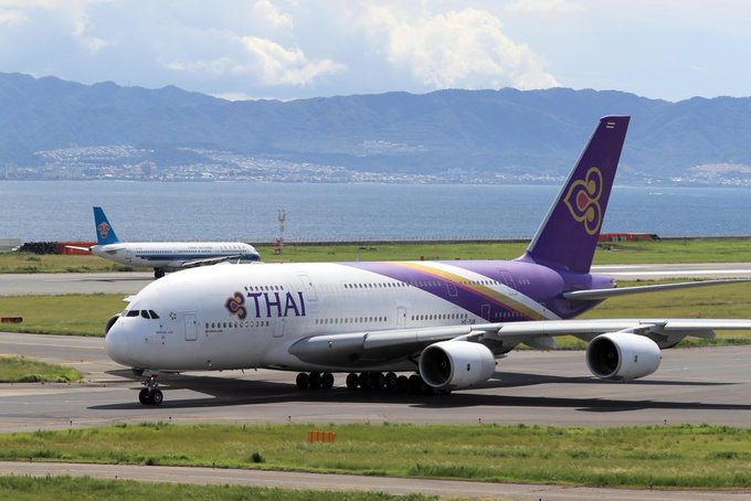 泰國微笑航空(Thai Smiles Airways)WE8095班機載著165個泰國人從台北起飛，其中有14人被列為疑似病例，立刻送往醫院進行檢測，其他人分別被送往曼谷和北欖府的旅館進行隔離。(圖/推特)