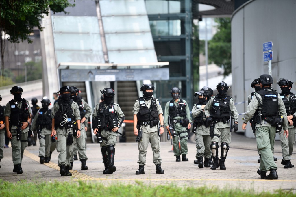 防範反國歌法活動，港數千警察嚴陣以待。 (AFP)