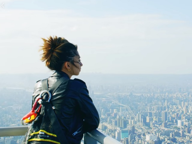 台北101推出全新的高空輕旅行，助攻防疫旅遊邁向最高點，而且即日起到9月底，只要持有身分證、居留證或工作證者，到89樓室內觀景台，都將享有錯過不再有的史上超值優惠。(圖擷自台北101臉書)