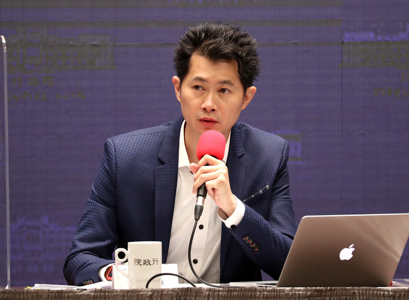 行政院發言人丁怡銘表示，一級開設是蘇揆和陳時中在院會前就決策的事情，許多部會幕僚都與會，蘇貞昌的裁示稿還已事先準備好相關內容，當天也照稿宣讀，宣布成立一級指揮中心，絕無所謂被誰逼出一級開設的想像。(資料照片/CNA)