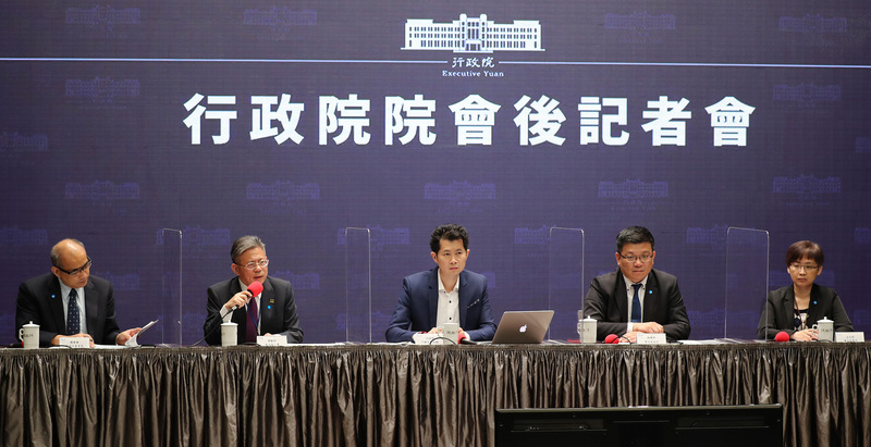 行政院發言人丁怡銘（中）28日主持行政院會後記者會，國發會副主委鄭貞茂（左）、勞動部次長林三貴（左2）、文化部司長陳瑩芳（右）、經濟部次長曾文生（右2）出席記者會。(圖:中央社)