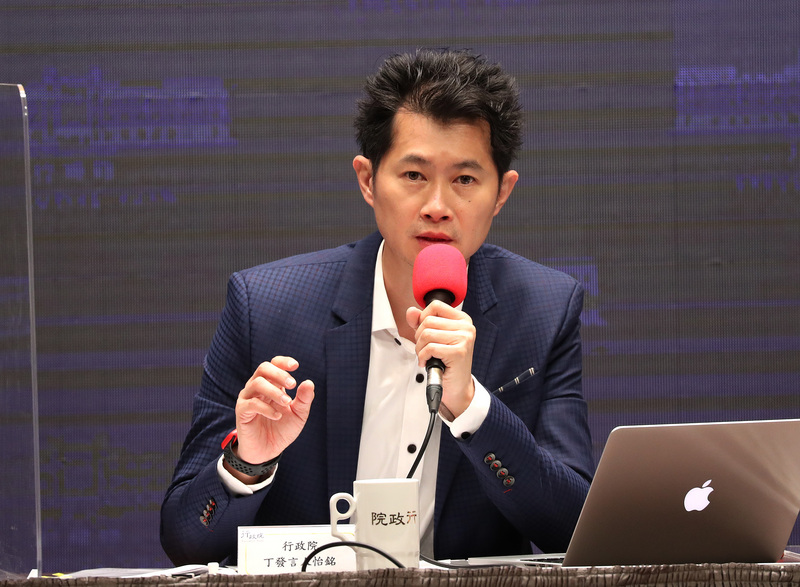 行政院發言人丁怡銘表示，政府啟動現金紓困，「發現金、助貸款、減負擔」三路併進，一個多月以來，已經協助近1千萬名國人度過難關。(圖：中央社)
