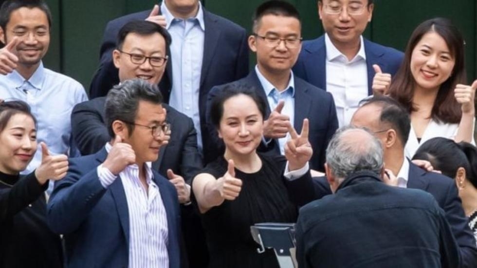 孟晚舟5月23日與華為高層及親友們在法院前豎起大拇指合照。(資料照/加拿大廣播公司)