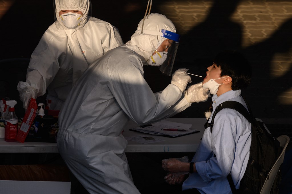 受到富川市物流中心群聚感染影響，韓國單日新增確診數急遽上升。圖為富川市臨時篩檢站。(AFP)