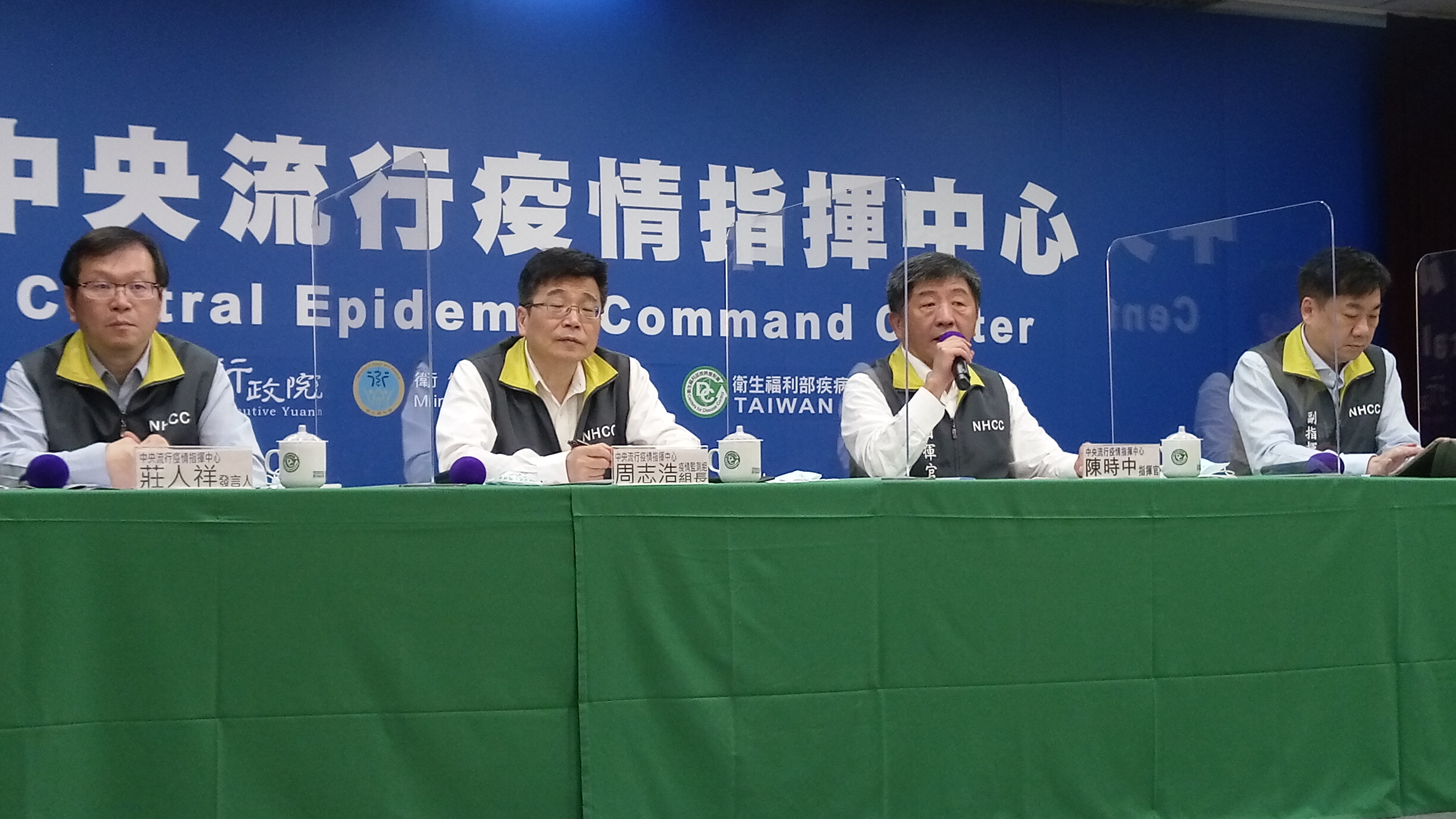 中央流行疫情指揮中心宣布寬醫療院所及人員管制措施，將不限病房科別，每天開放訪客可探視時段增至2個時段。(資料照/陳國維 攝)