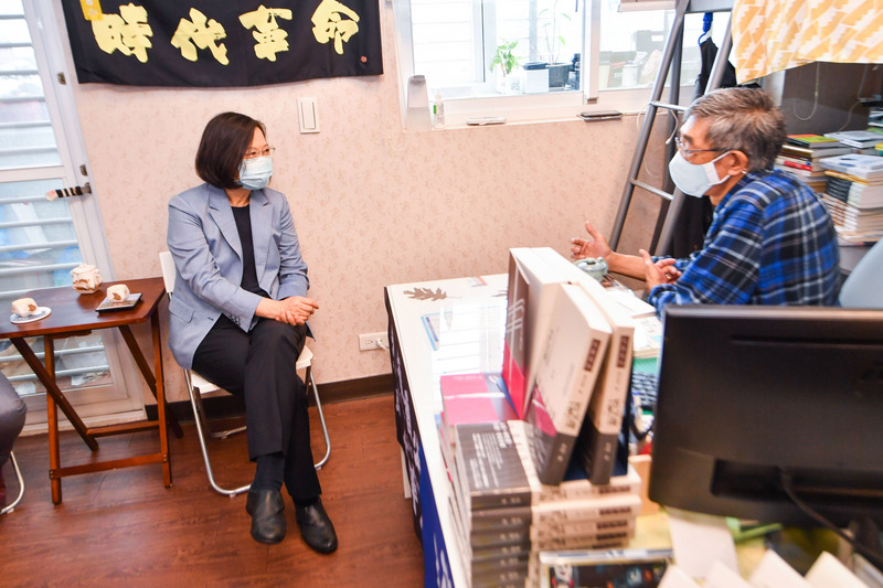 蔡英文總統(左)29日造訪銅鑼灣書店，拜訪書店創辦人林榮基（右），感謝林榮基對香港人權自由民主的堅持。(圖：中央社)
