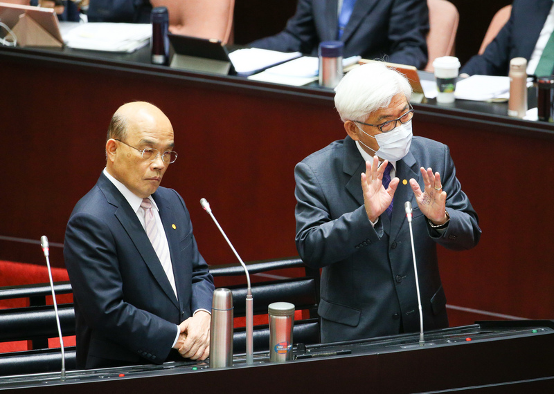 中選會主委李進勇(右)在立法院會備詢表示，修憲案交付中選會後，需在3個月內完成公民複決；期間內有全國性選舉，只要經過中選會委員決議，就可以綁大選。(圖：中央社)