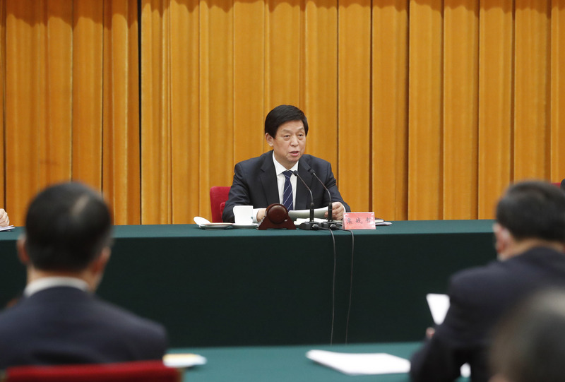 中共政治局常委、全國人大常委會委員長栗戰書（中）（資料照片/中新社提供）(圖：中央社)