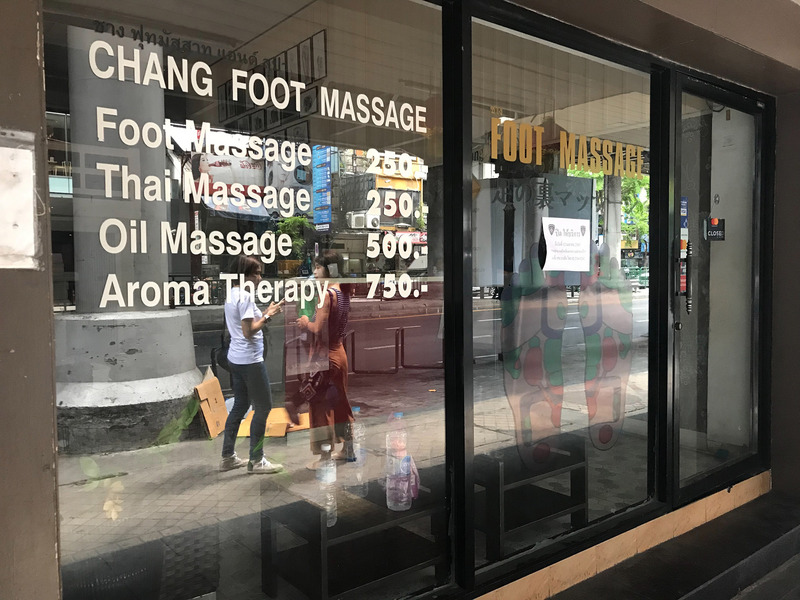 泰國官員透露，將延長緊急狀態至8月底。圖為曼谷席隆區關門的按摩店。