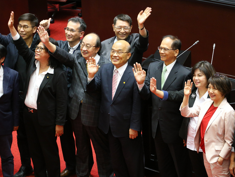 立法院29日邀請行政院長進行報告施政方針並備質詢，會議結束後，立法院長游錫堃（右3）、行政院長蘇貞昌（右4）和立委們一起向場邊媒體朋友等揮手致意。(圖：中央社)