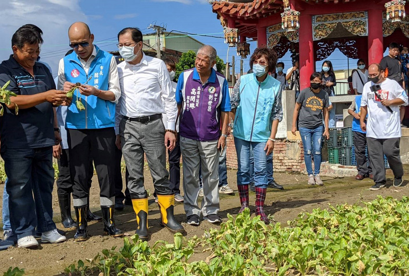 高雄市長韓國瑜(左2)前往梓官區勘災，對於缺席公辦電視罷免說明會，僅回應「還要繼續去看(農損)」。(圖：中央社)